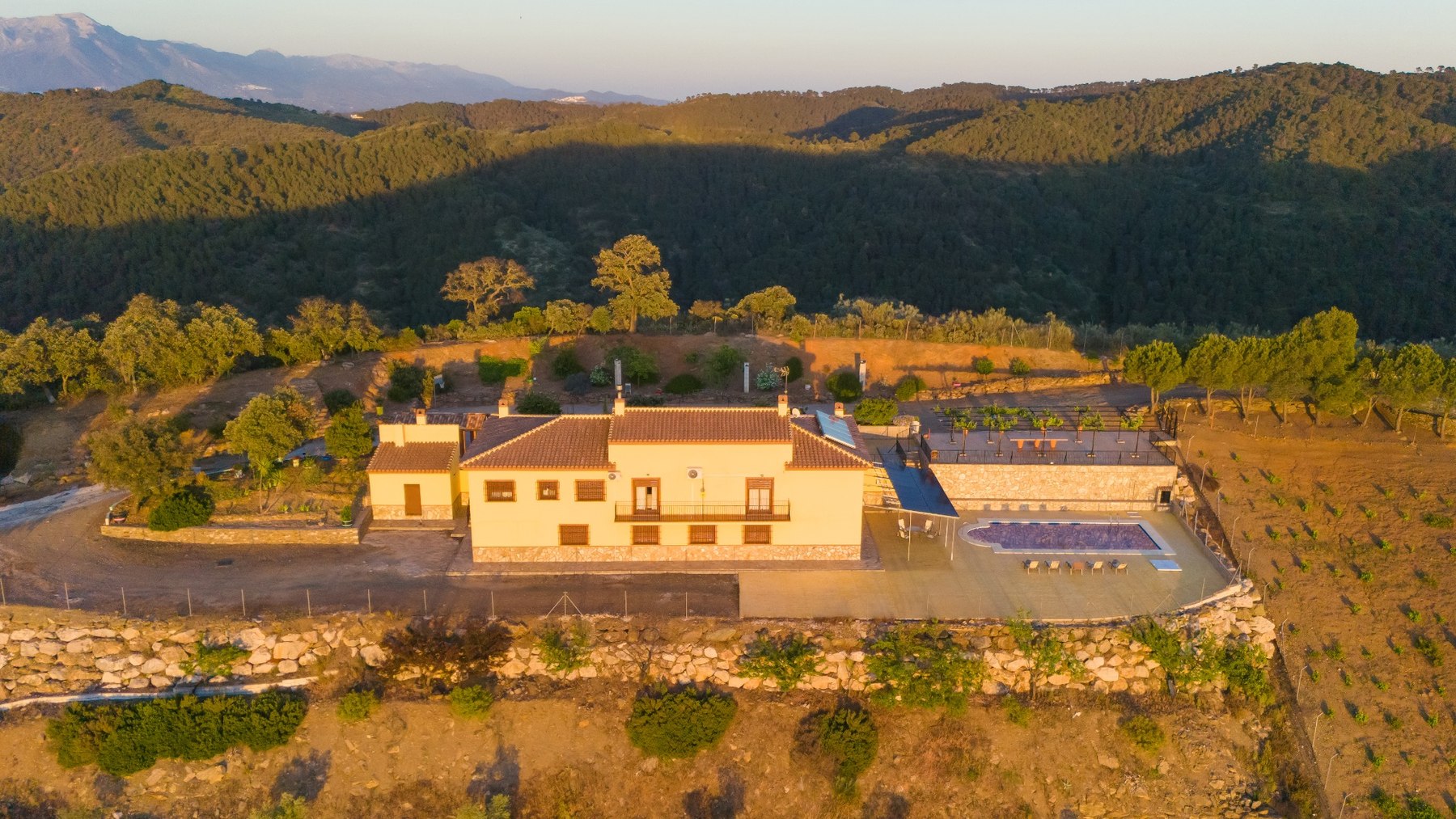 Vista aérea de la casa y las montañas