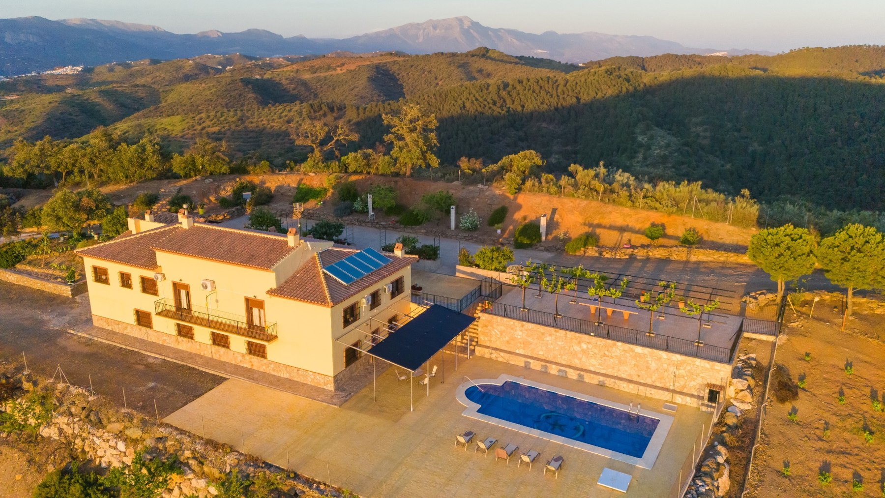 Vista aérea de la casa y la piscina