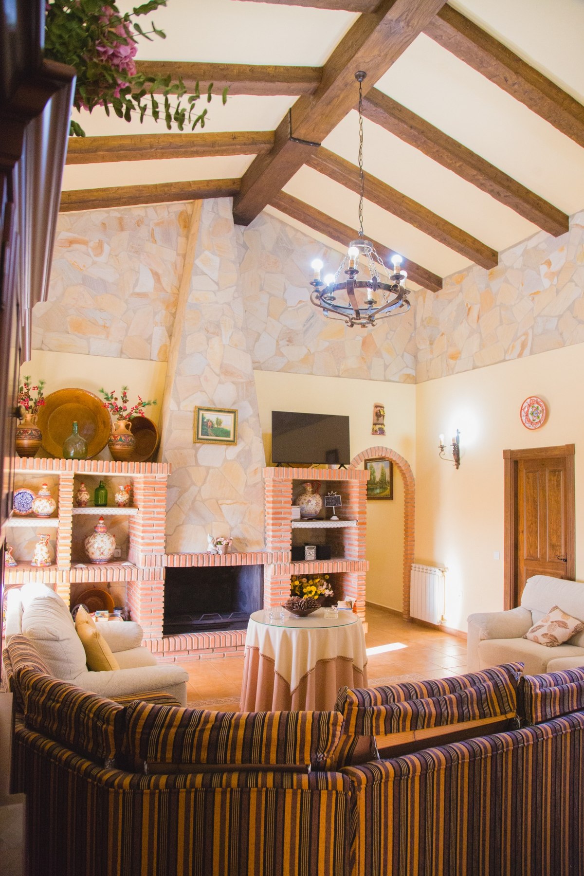 Salón con chimenea