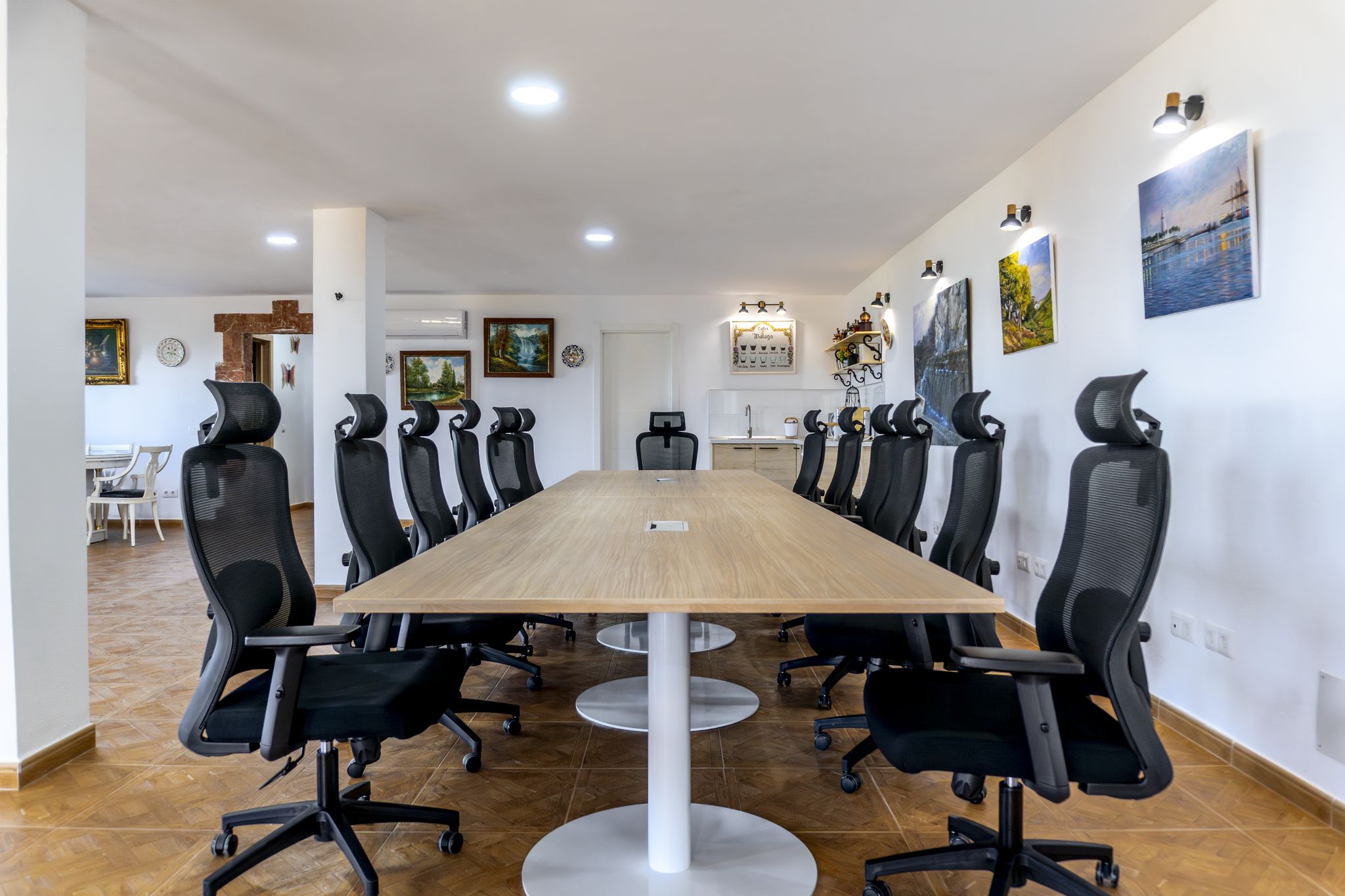 Mesa de reuniones con sillas ergonómicas