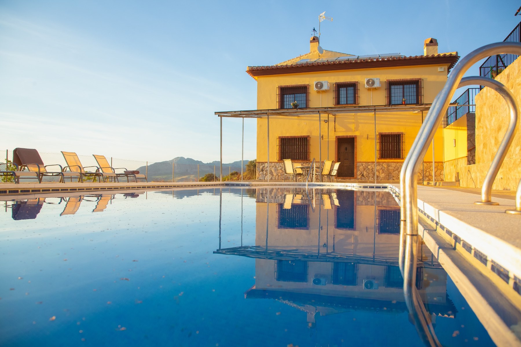 Piscina con vistas a la casa