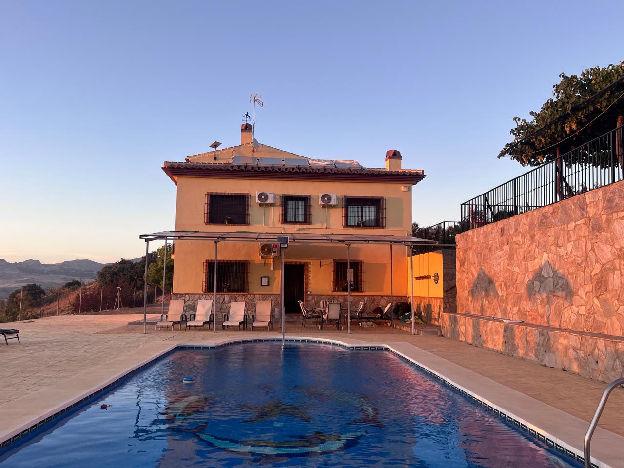 La casa y la piscina