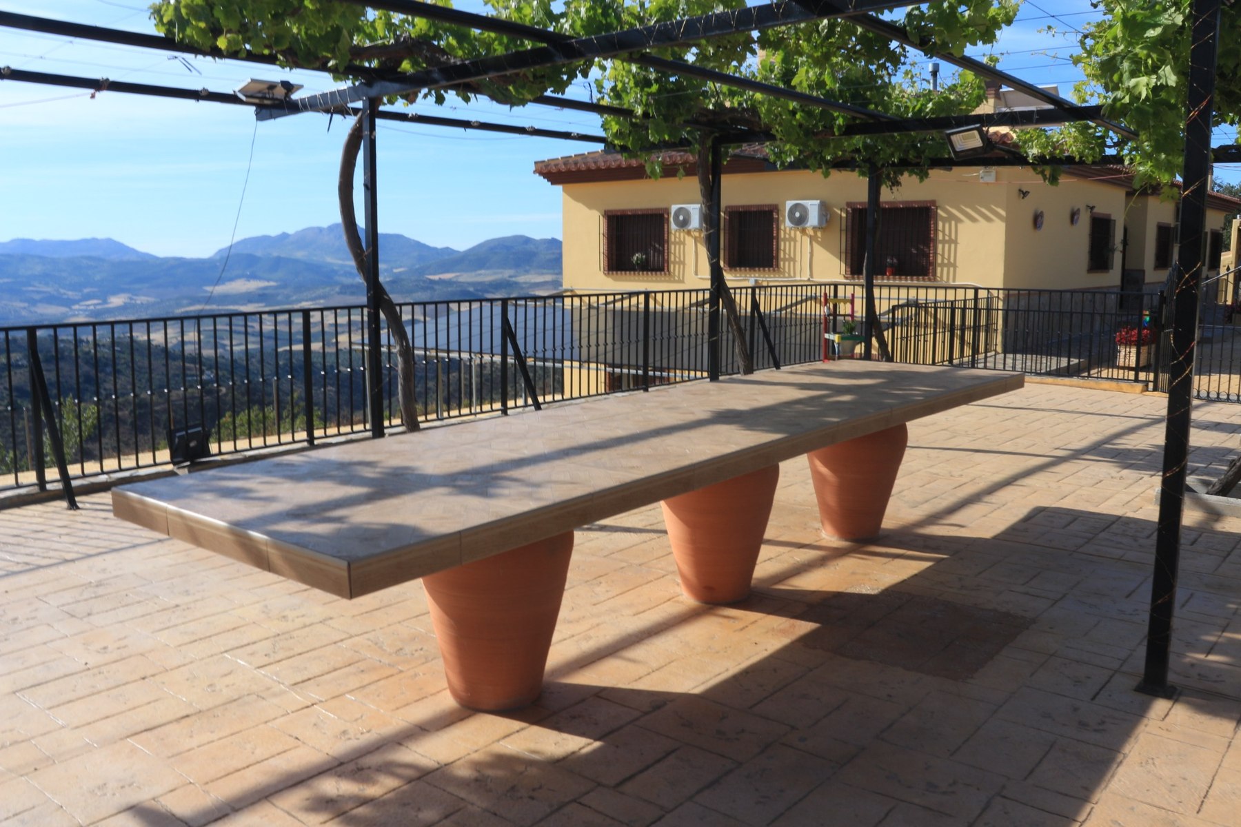 Terraza bajo la parra con vistas a las montañas